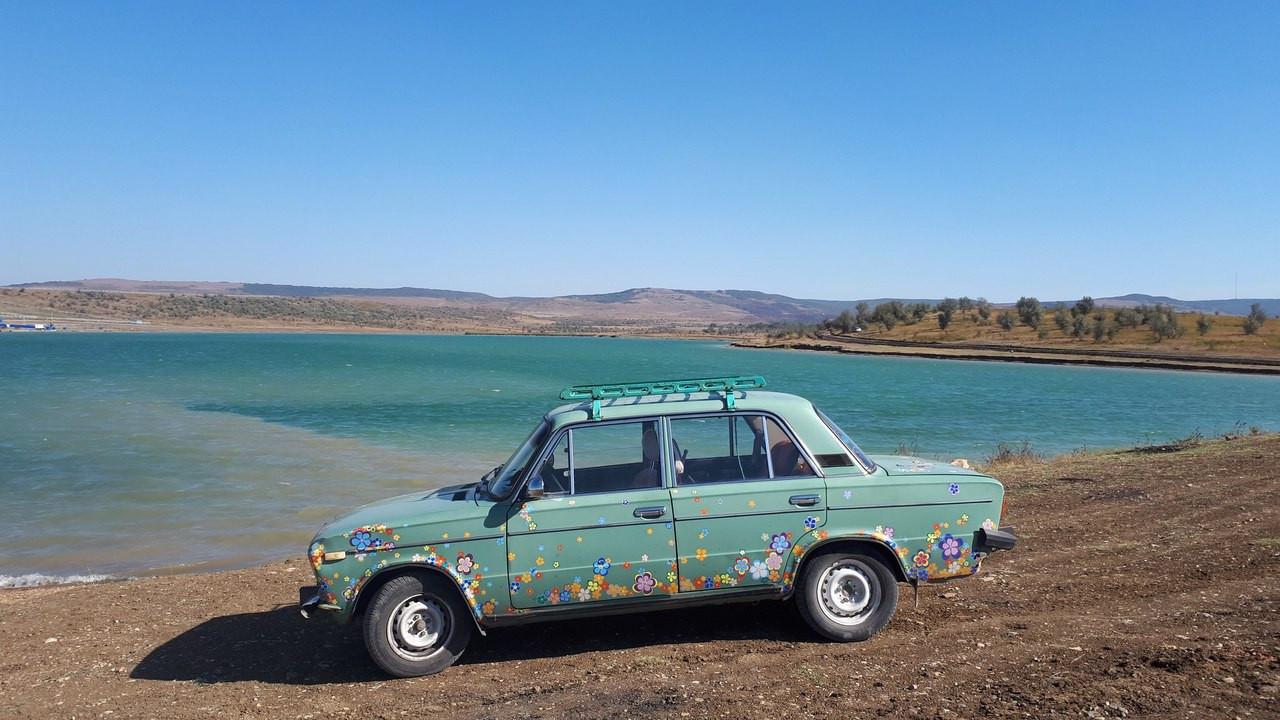 ⬛дорога в лесу, круглый автомобиль