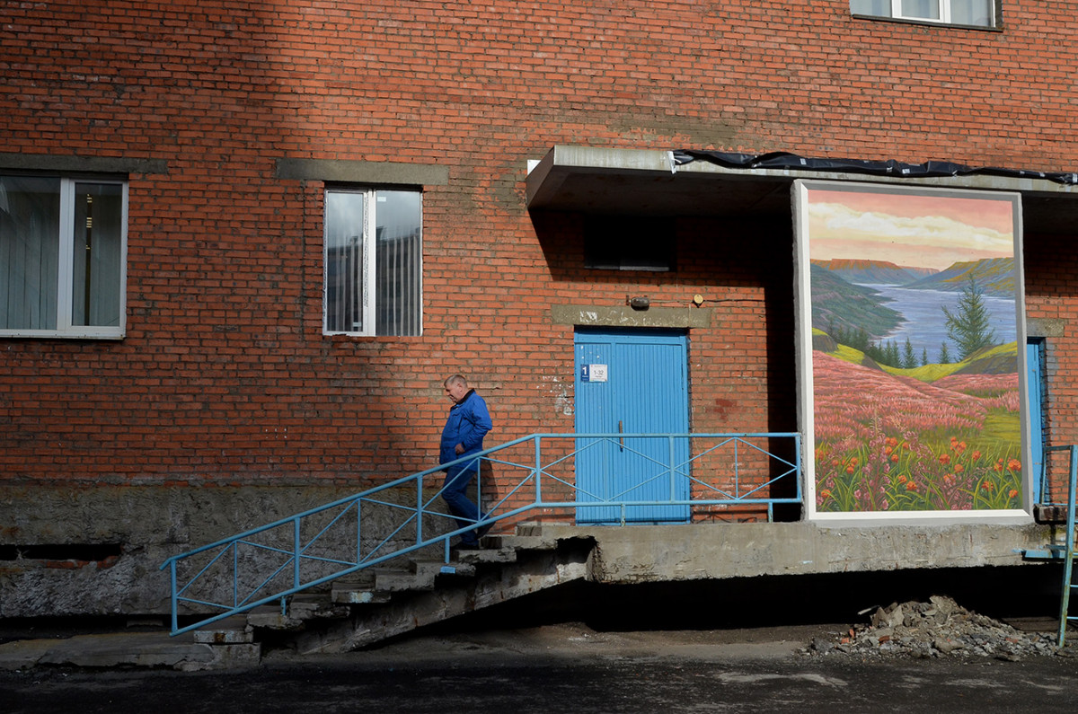 На дворах и домах снег лежит полотном