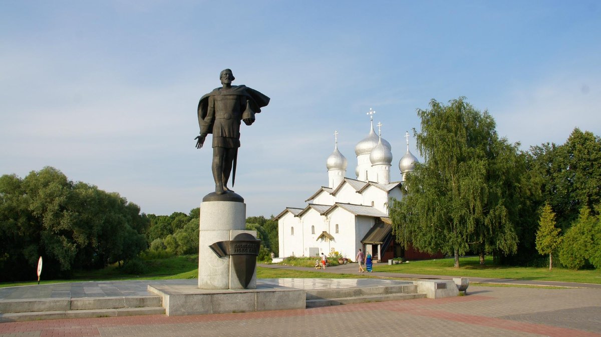 Памятник дружине Александра Невского в Пскове. Подробная